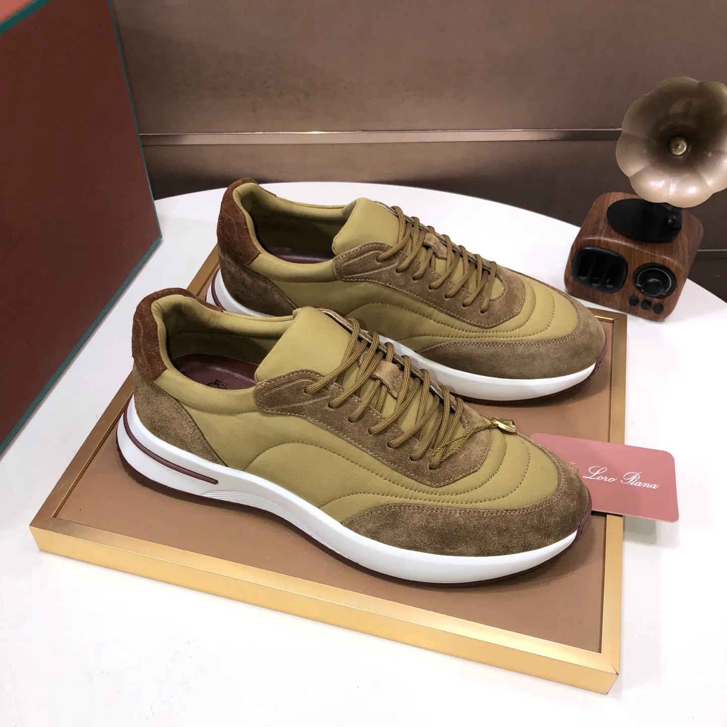 Men's shoes 💰600💰[𝐥𝐨𝐫𝐨 𝐏𝐢𝐚𝐧𝐚] lp classic loafers, an Italian treasure brand, the only brand that can match Hermès! Only after wearing it do we realize that we cannot let down our feet. The upper is imported cashmere, the lining of water-dyed cowhide ➕ the cowhide feet, the official original glass rubber outsole, and the pendant. Exclusive original packaging (tag ➕ brand paper ➕ outer box ➕ hand bag) code number: 38-45